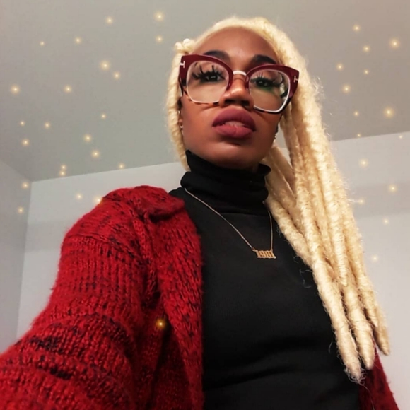 Meet your Posher, Madison - Picture 2 of 6